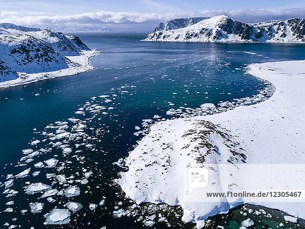 Blick auf den Arktischen Ozean mit Packeis und Bergen an der Küste  Danskoya  Spitzbergen  Svalbard und Jan Mayen  Norwegen