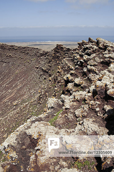 Der Calderon Hondo  ein 50.000 Jahre alter erloschener Vulkan  ist einer von mehreren erloschenen Vulkanen  die sich in einer Linie zwischen der Stadt Lajares und Corralejo auf Fuerteventura  Kanarische Inseln  Spanien  befinden.