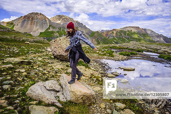 Seitenansicht einer Wanderin  die auf einem Felsen steht  Ice Lakes Basin  Colorado  USA