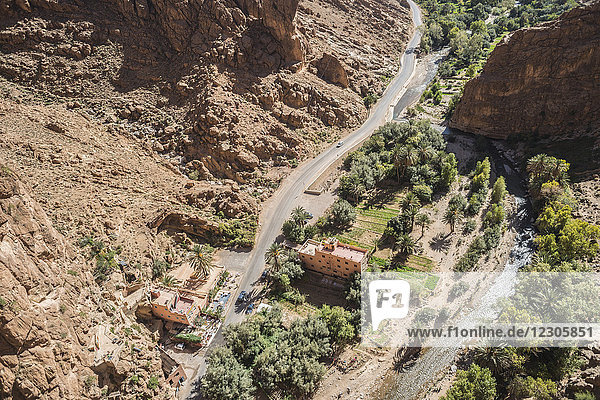 Luftaufnahme der Straße  die zur Todra-Schlucht führt  Atlasgebirge  Marokko
