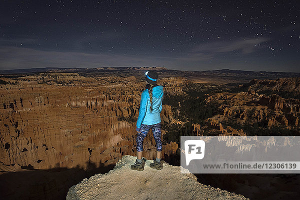 Rückansicht einer Frau mit Blick auf den Bryce Canyon National Park bei Nacht  Utah  USA