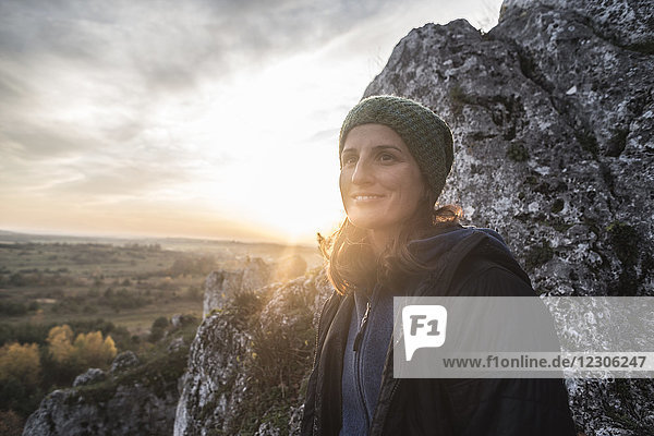 Porträt einer jungen Frau mit Strickmütze vor einer Felsformation  Polnischer Jura  Rzedkowice  Schlesien  Polen