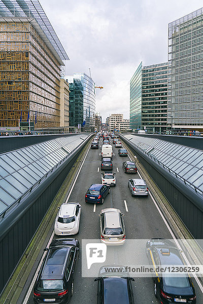 Stadtbild mit Straße und Schuman-Bahnhof mit Justus-Lipsius-Gebäude auf der linken Seite und Berlaymont-Gebäude auf der rechten Seite  Brüssel  Belgien