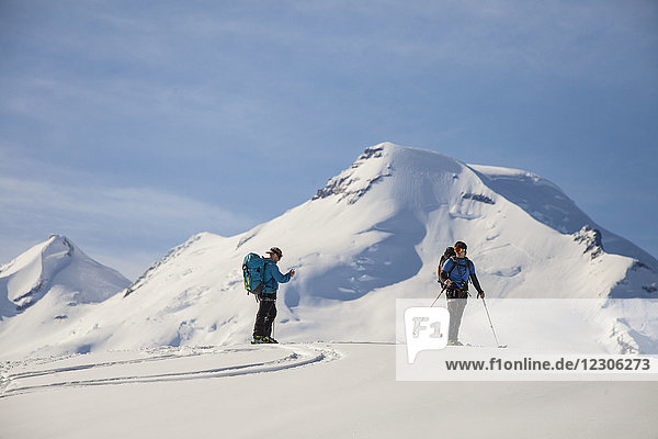 Zwei Männer beim Skilanglauf im North Cascades National Park  Washington State  USA
