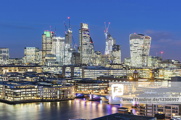 UK  London  Stadtbild und Themse Panoramablick bei Dämmerung