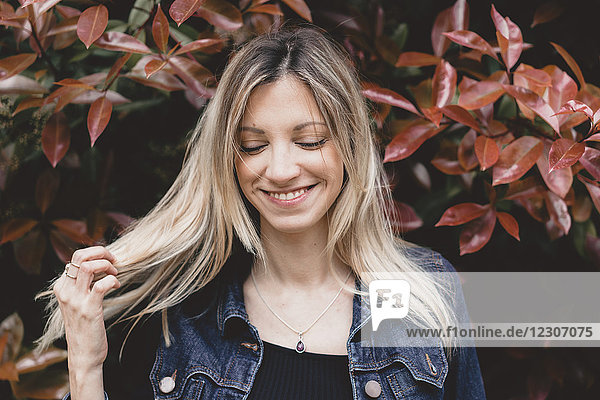 Porträt einer glücklichen jungen Frau im Herbst