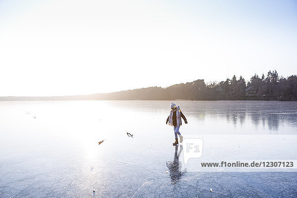 Deutschland  Brandenburg  Straussee  Mädchen  die auf dem zugefrorenen See spazieren gehen