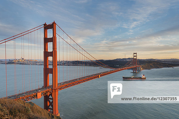 USA  Kalifornien  San Francisco  Schiff überquert Golden Gate Bridge am Abend