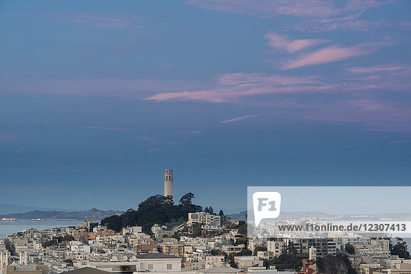 USA  Kalifornien  San Francisco  Coit Tower und Telegraph Hill am Abend