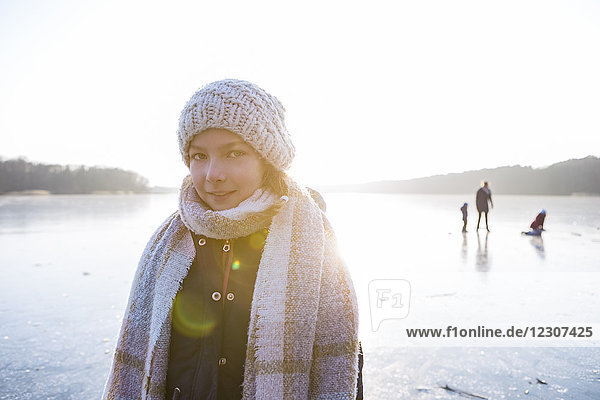 Deutschland  Brandenburg  Straussee  Porträt eines Mädchens am zugefrorenen See
