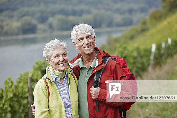 Deutschland  Rheingau  glückliches Seniorenpaar beim Wandern