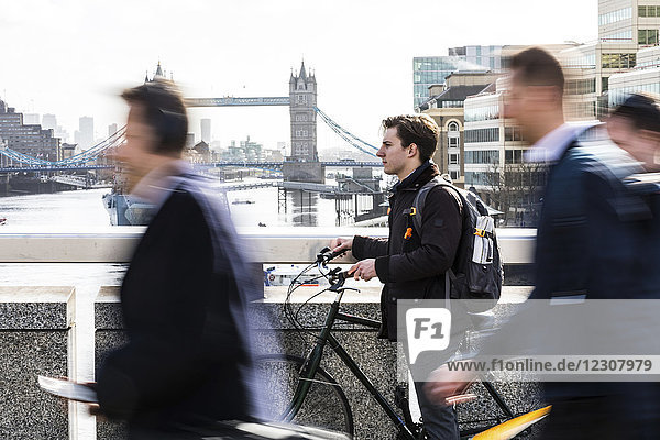 UK  London  Geschäftsmann beim Fahrradfahren in der Stadt