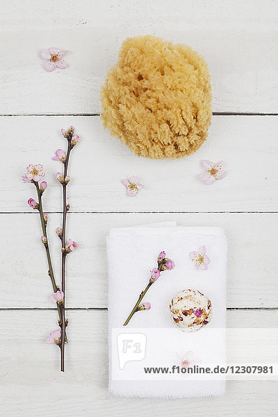 Kirschblüten-Seifenkugel auf Handtuch mit Naturschwamm