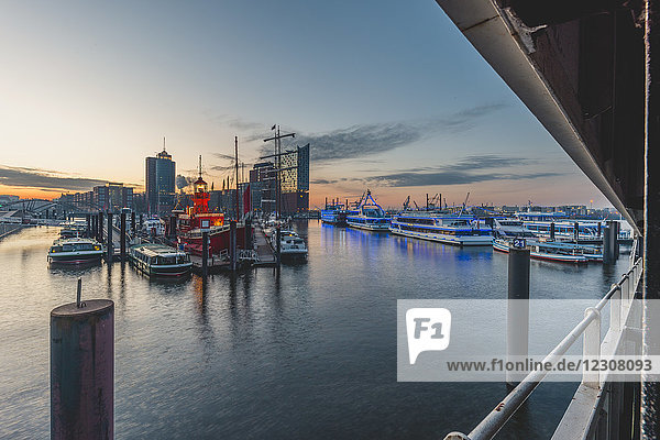 Deutschland  Hamburg  Blick von Überseebrücke  Niederhafen und Elbphilharmonie im Morgenlicht