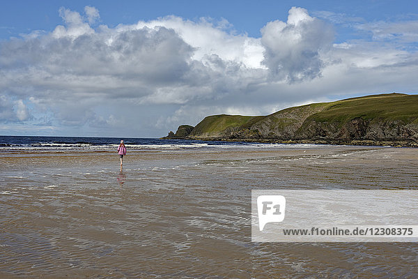 Vereinigtes Königreich  Schottland  Highland  Sutherland  Bettyhill  Girl walking at beach