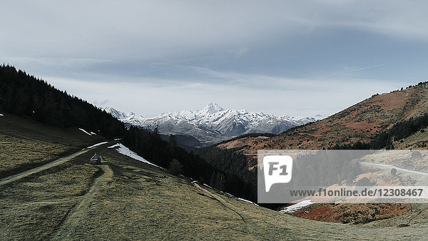 Frankreich  Midi-Pyrenäen  Panoramablick auf die Landschaft