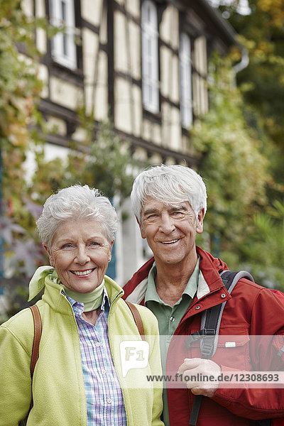 Deutschland  Rüdesheim  Porträt eines lächelnden Seniorenpaares