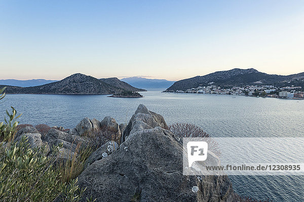 Griechenland  Peloponnes  Arkadien  Blick auf Tolo und die Insel