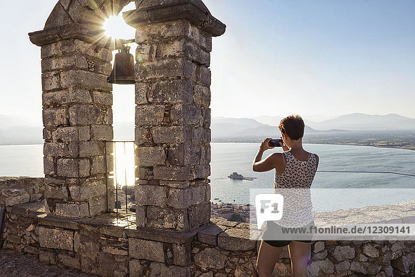 Griechenland  Peloponnes  Argolis  Nauplia  Argolischer Golf  Frau fotografiert Blick vom Glockenturm der Festung Palamidi.