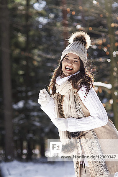 Porträt der modischen jungen Frau im Winterwald