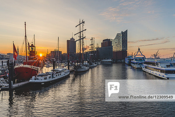 Deutschland  Hamburg  Niederhafen und Elbphilharmonie bei Sonnenaufgang