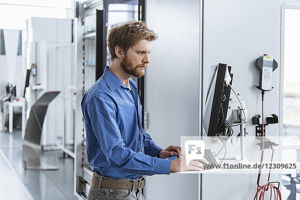 Geschäftsmann mit Computer in der Firma
