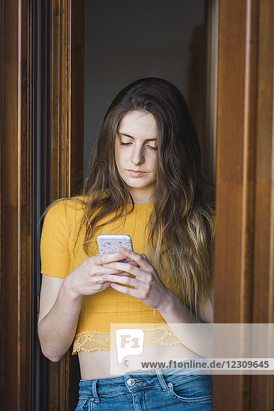 Portrait einer jungen Frau mit Smartphone