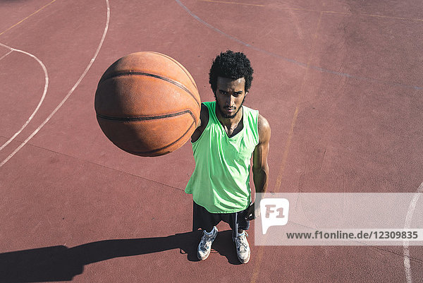 Junger Basketballspieler hält Ball