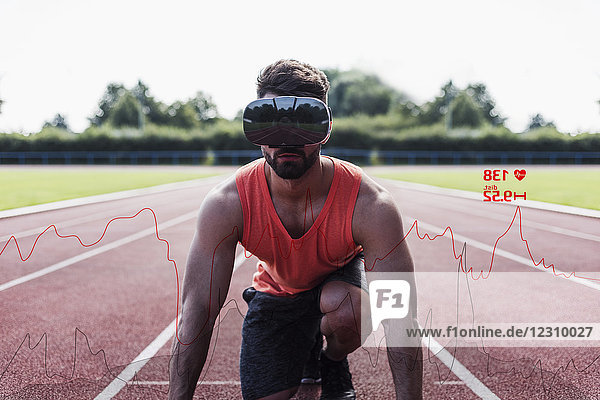 Athlet in Startposition auf Tartanbahn mit VR-Brille  umgeben von Daten