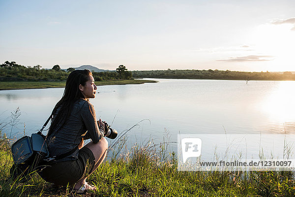 Junge Touristin mit Blick auf den Fluss im Krüger-Nationalpark  Südafrika