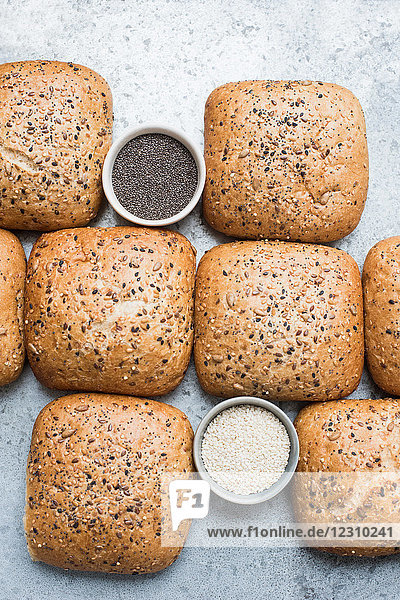 Mehrkornbrötchen und Schalen mit Samen Draufsicht