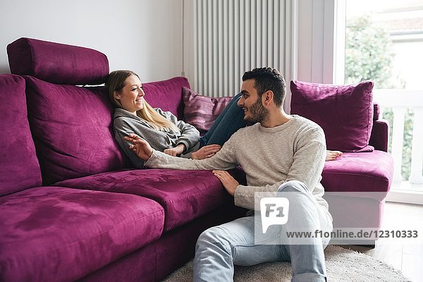 Paar entspannt auf dem Sofa