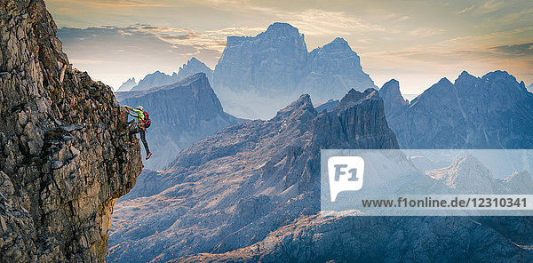 Bergsteiger an Felswand  Dolomiten  Cortina d'Ampezzo  Venetien  Italien