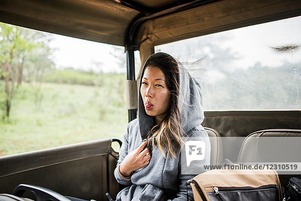 Junge Touristin auf Tour-Truck  Portrait  Krüger-Nationalpark  Südafrika