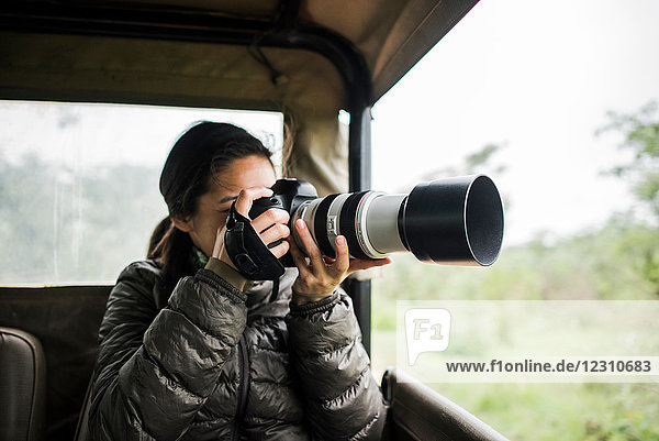 Junge Touristin fotografiert vom Tour-Truck aus  Krüger-Nationalpark  Südafrika