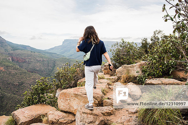Junge Touristin erkundet die Drei Rondavels  Mpumalanga  Südafrika