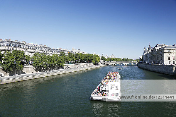 Paris  1. Arrondissement  die Seine von der Pont Neuf aus. Bootsfahrt auf der Seine.
