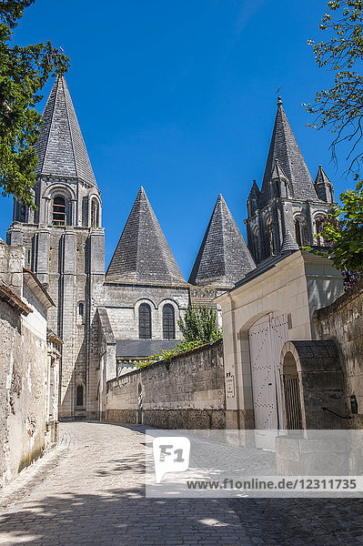 Frankreich  Indre-et-Loire  Königliche Stadt Loches  Kopfsteinpflasterstraße zur Kirche Saint Ours (12. Jahrhundert)