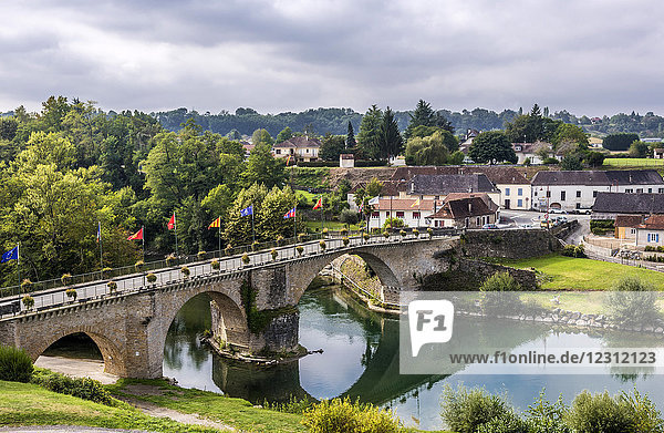 Frankreich  Pyrenees Atlantiques  Navarrenx (als schönstes Dorf Frankreichs bezeichnet)  Fluss Oloron mit Brücke (13. Jahrhundert)'