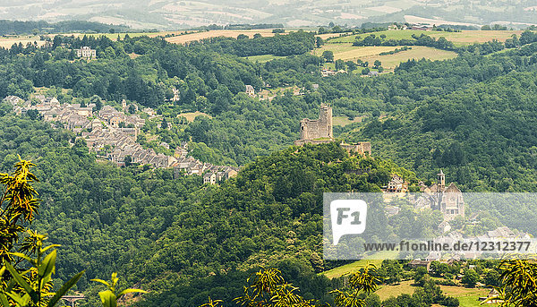 Frankreich  Aveyron  Najac  Schrägaufnahme des Dorfes und des Schlosses (mit der Aufschrift Schönstes Dorf Frankreichs )
