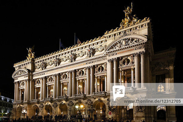Paris  9. Arrondissement  Nacht Palais Garnier. Die Fassade.