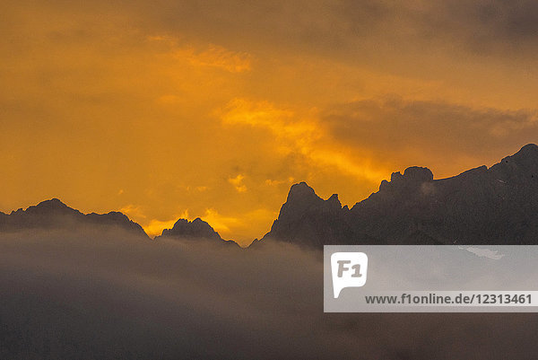 Spanien,  Nationalpark Los Picos de Europa,  Wolken und Berge bei Sonnenuntergang