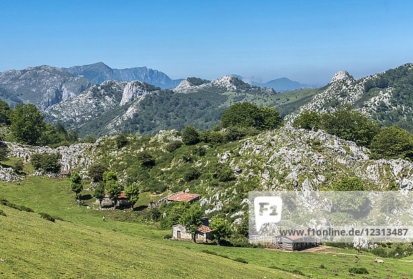 Spanien  Asturien  Covadonga  Schafställe und Ferienhäuser an der Straße der Seen.