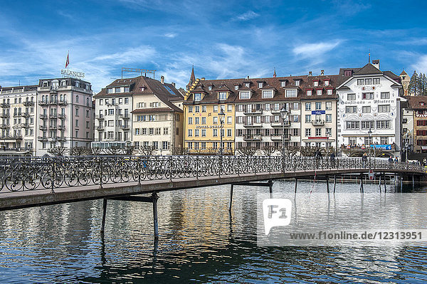 Schweiz  Luzern  Fußgängerbrücke über die Reuss