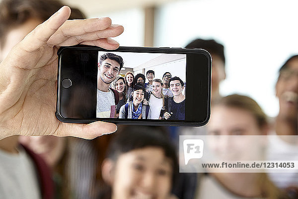 Schulfreunde posieren zusammen für ein Selfie