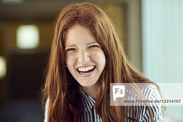 Junge Frau lachend  Porträt