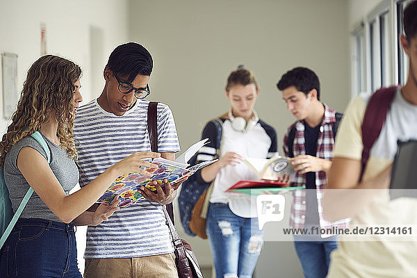 Studenten lernen gemeinsam im Korridor