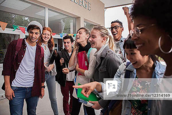 College-Studenten versammeln sich auf dem Campus und schauen aufgeregt