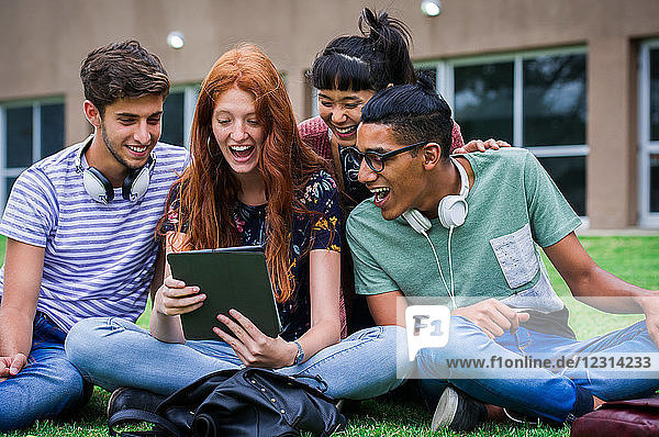 College-Studenten schauen sich gemeinsam ein digitales Tablet an