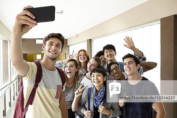 Studenten posieren für ein Gruppen-Selfie